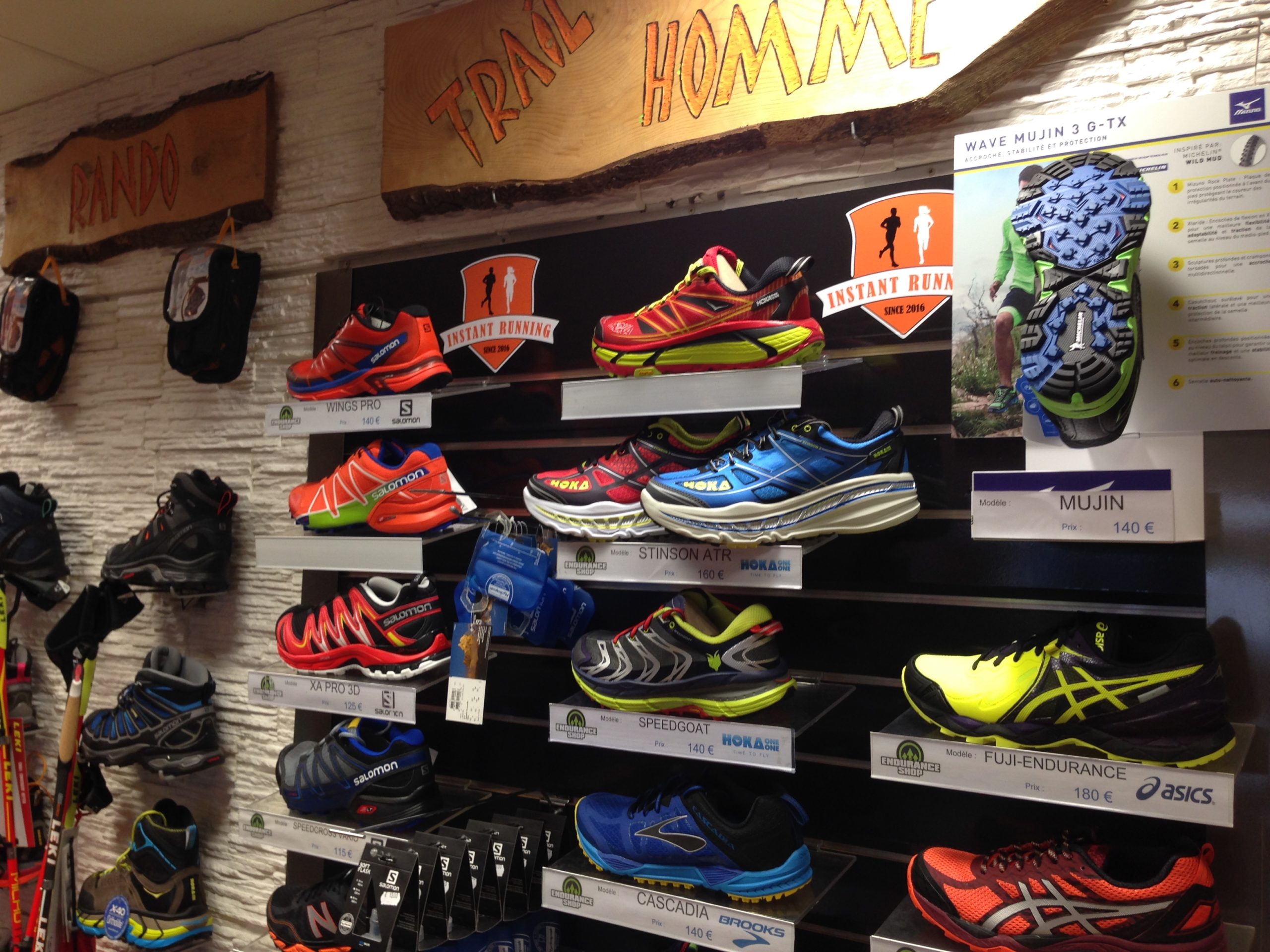Habillage intérieur d'Instant Running Alès, magasin spécialisé dans la vente d'articles de running